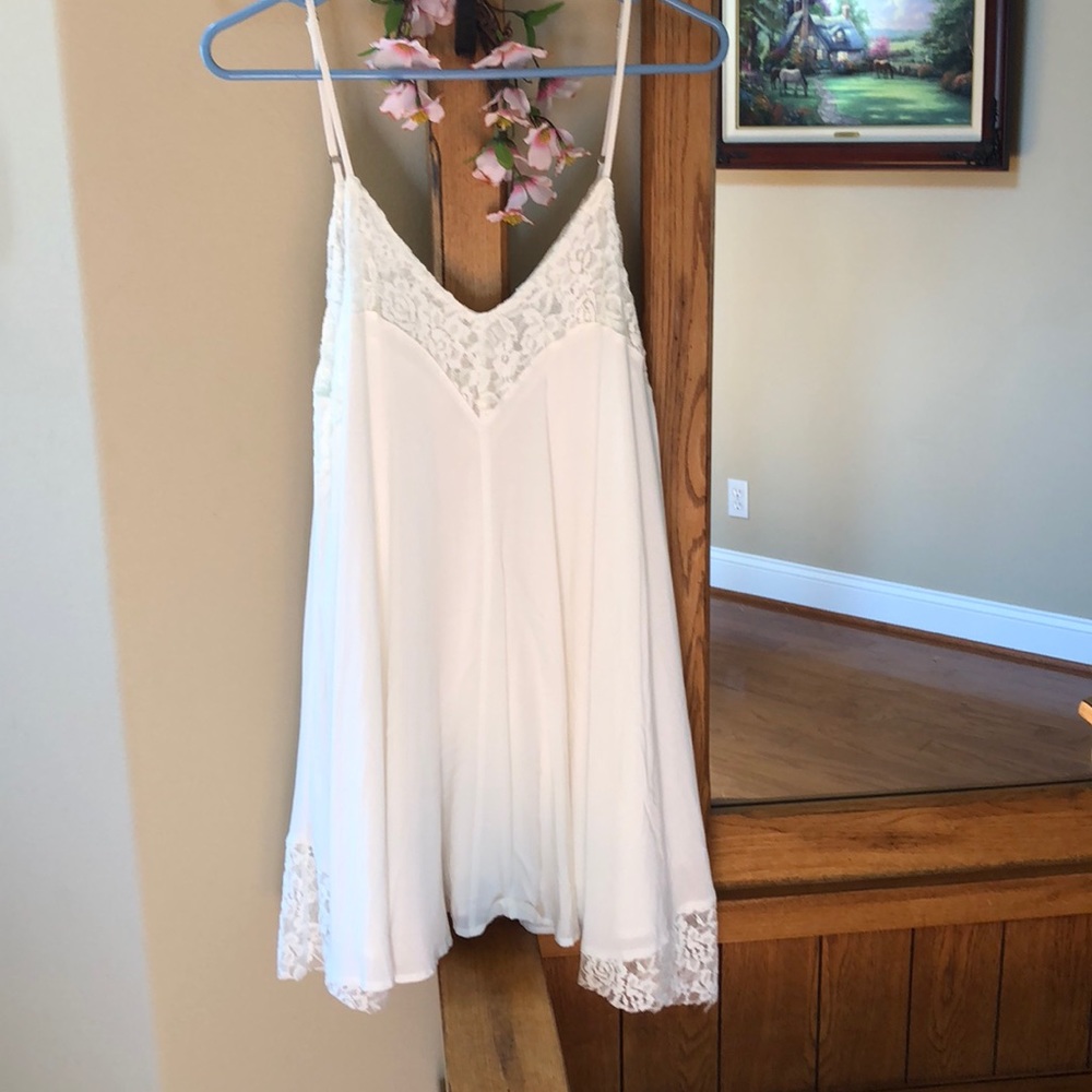 Beautiful white Flowy dress!